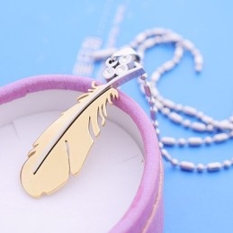 Colar Com Pingente De Titânio Com Pena Voadora Da Moda