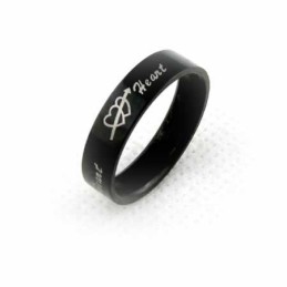 Anel Masculino De Titânio Preto De 6 Mm Com Uma Flecha Perfurando Dois Corações