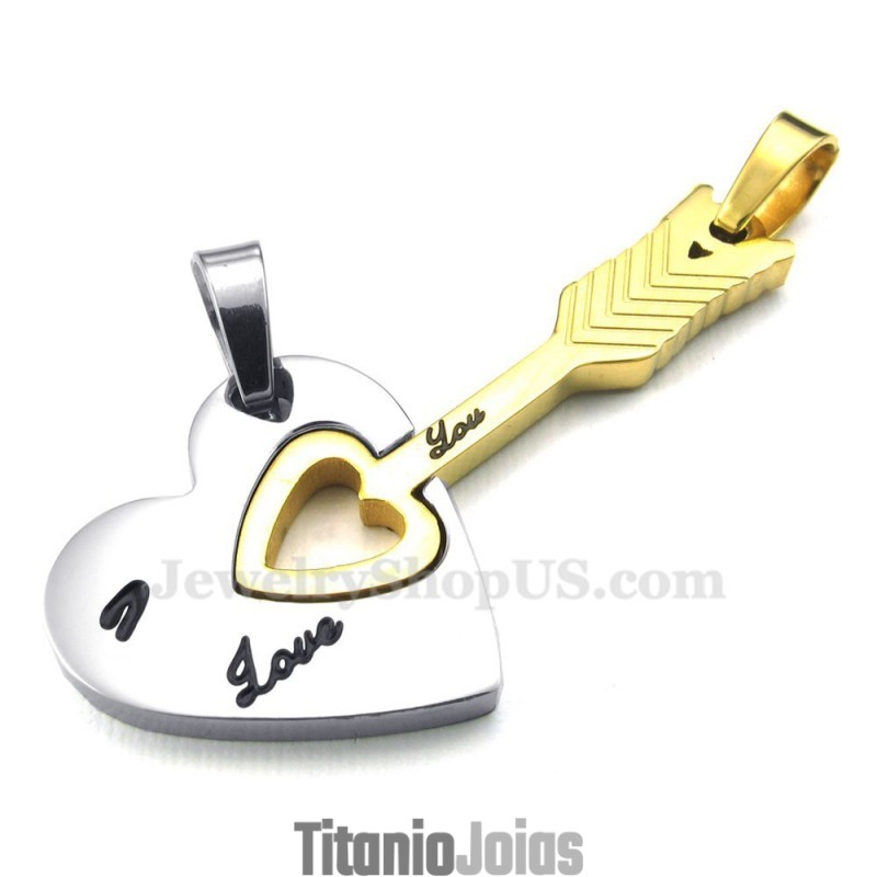 Colar Com Pingente De Casal Em Forma De Flecha De Cupido E Corações Em Titânio Dourado (Corrente Grátis) (Um Par) Colar Com Pingente De Casal Em Forma De Flecha De Cupido E Corações Em Titânio Dourado (Corrente Grátis) (Um Par)